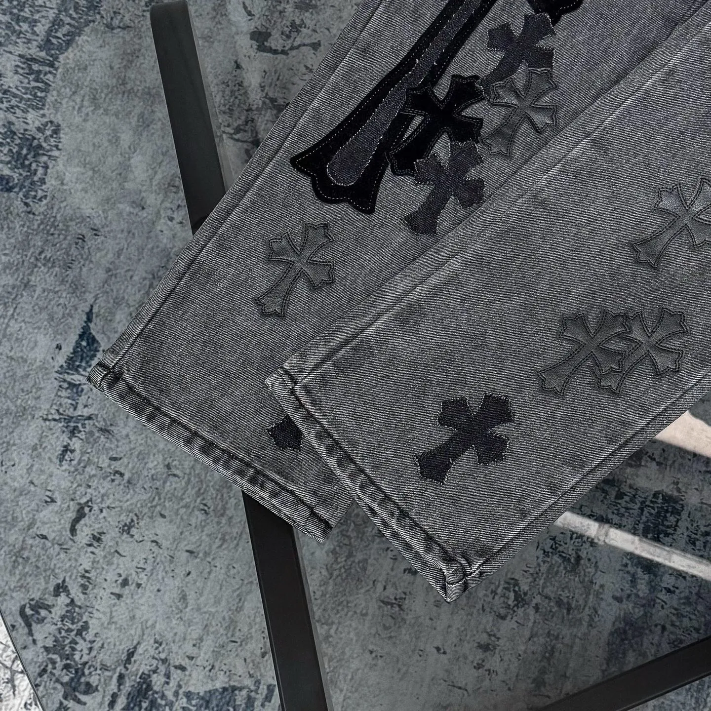 P300 CH Chromehearts black cross-stitched leather black and gray heavy-duty cow king jeans, cabinet price 74W level, patchwork cross pattern embellishment, washed jeans! ! An absolutely high-end luxury product, a 1.9W-level god-level single product, a super popular product, made by top heavy industry, a magic weapon that cannot be missed! [About Zangyin] This is an extremely luxurious fashion brand that can also be called the aristocracy of the high street. It has always been an exclusive brand for some hipsters or rich second generations. Compared with ordinary high streets, it is more luxurious and noble. Compared with luxury brands, it is more fashionable and individual. It has always been a brand that I have a special liking for. [Top heavy industry fashion design] Consistently high-street luxury style. Speaking of this style, the Zangyin family and GU family are definitely the leading representative brands. Especially the Zangyin family has really achieved a state-of-the-art effect in creating high-street style. The unique washed material is used to create this style. The color system is already quite eye-catching. After it is decorated with patchwork cross flowers, it cleverly highlights the charm of the brand. Secondly, this style uses classic The high-waist cutting design highlights the long legs and fashionable temperament of the upper body. The brand is highly recognizable and the slim fit configuration is more suitable for daily wear. It is a product that interprets personality, fashion, and specifications at a glance. This single product is enough to make any fan excited. It can be a white T-shirt for a youthful college style, or a tight suspender for a royal style. It has strong matching ability and can be easily controlled by men.  [Materials and craftsmanship] Needless to say, this point goes without saying. As an excellent craftsman brand, Zangyin’s requirements for details and craftsmanship are really perfect. The washed color of this model has gone through so many processes, not to mention the embellishment of denim appliques. It is also purely hand-made and sewn. Just like what they believe in, only hand-made things have soul and have the meaning of wear. A top-notch heavy-duty fashionable denim item, I look forward to your perfect interpretation! !  Color: black gray Size: 28-36